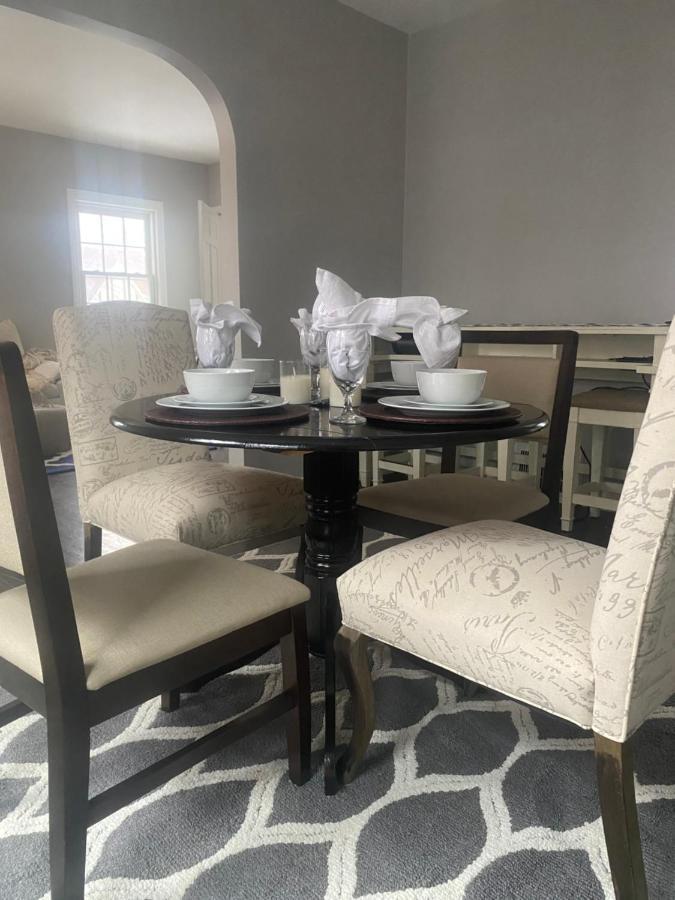 Cozy, Upstairs Apartment Pets Welcome With Fee Family Friendly Close To Everything Cleveland Extérieur photo